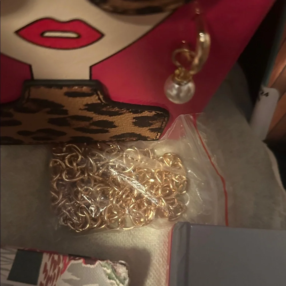 Chic Red Graphic Handbag - Picture 6 of 7